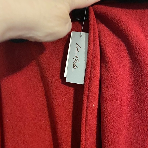 Moda Red Cape with Black Faux Fur Collar - Picture 3 of 5